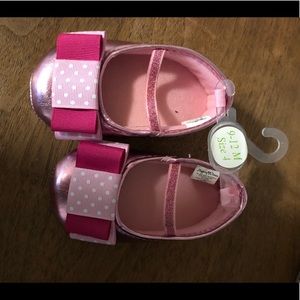 NWTs pink bow baby shoes